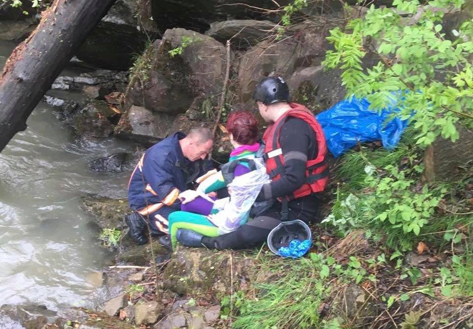 В Ивано-Франковской области авто с туристами упало в реку 1