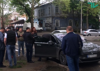 В центре Николаеве бойцы спецподразделения задержали водителя Tesla – подозревают в незаконной торговле сигаретами
