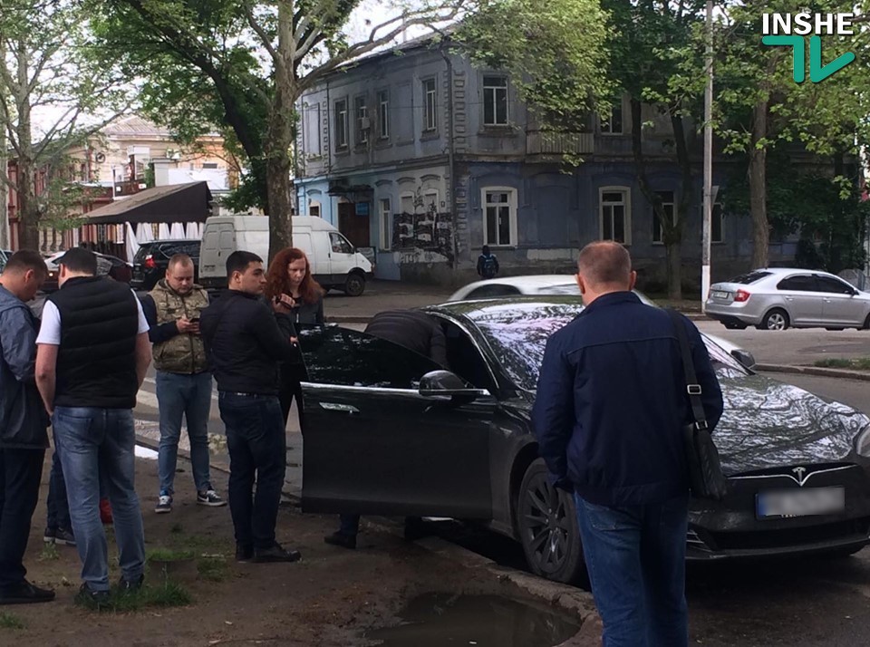 В центре Николаеве бойцы спецподразделения задержали водителя Tesla - подозревают в незаконной торговле сигаретами 3