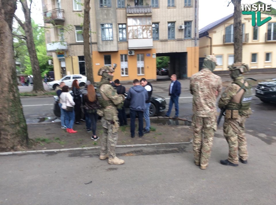 В центре Николаеве бойцы спецподразделения задержали водителя Tesla - подозревают в незаконной торговле сигаретами 5