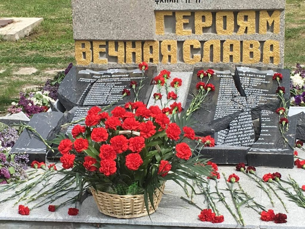 В Крыму вандалы разбили памятник с именами погибших во Вторую мировую крымских татар (ФОТО) 1