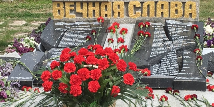 В Крыму вандалы разбили памятник с именами погибших во Вторую мировую крымских татар (ФОТО)