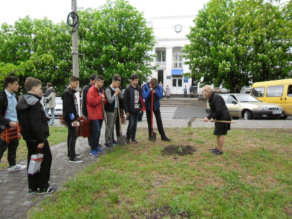 Николаевские школьники установили ограждения у молодых деревьев в Манганариевском сквере (ФОТО) 2