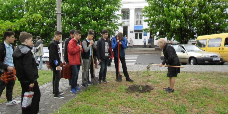 Николаевские школьники установили ограждения у молодых деревьев в Манганариевском сквере (ФОТО)