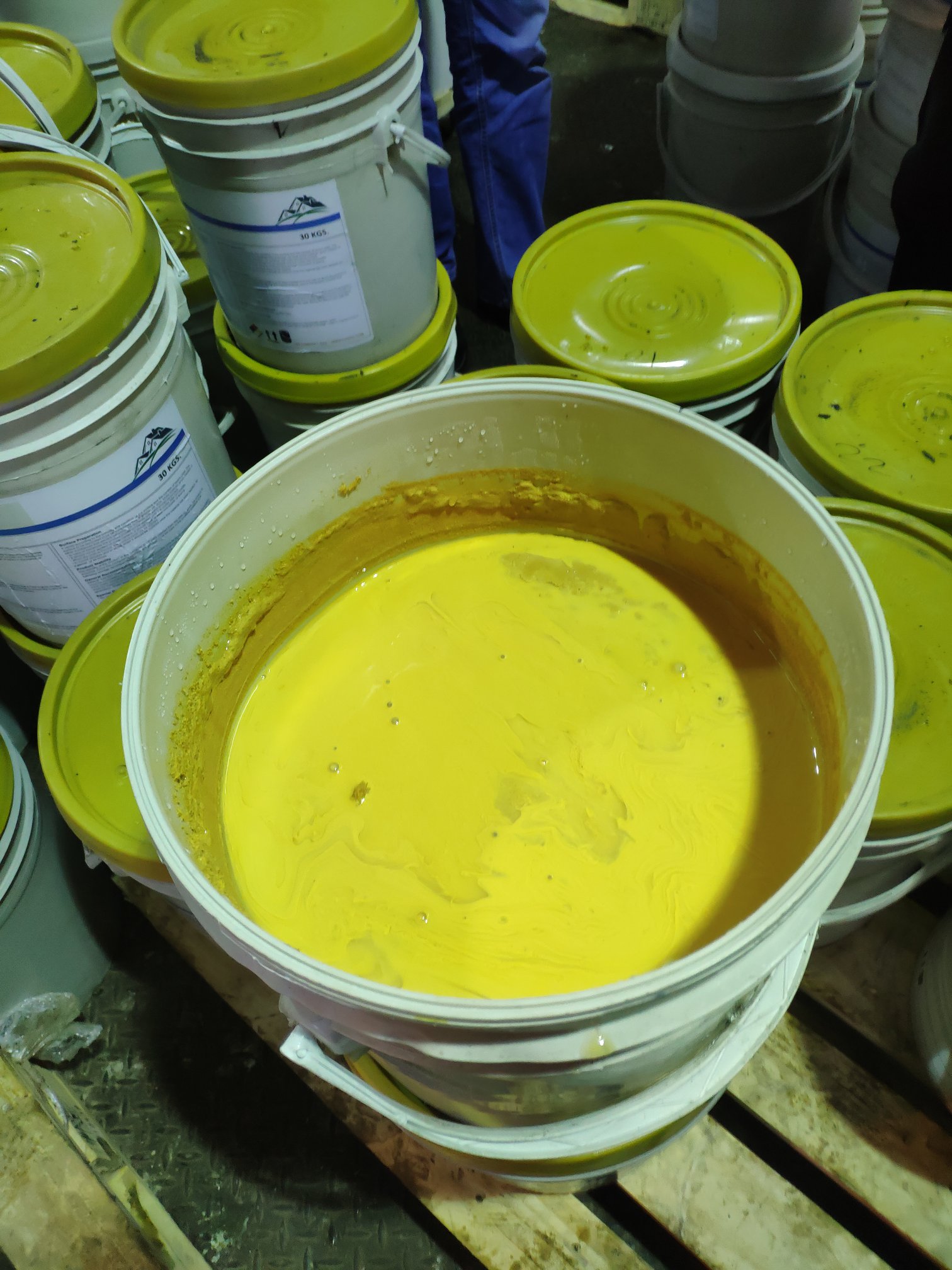 В порту Одессы задержали рекордную партию кокаина, который смешали в ведрах с краской (ФОТО)