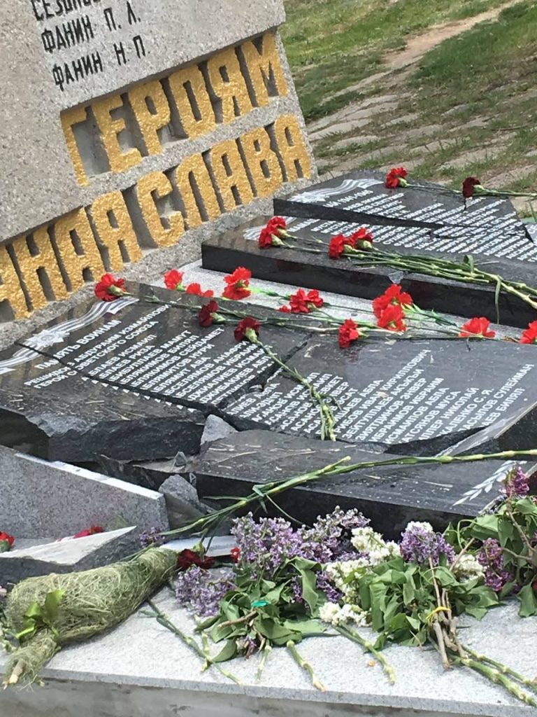 В Крыму вандалы разбили памятник с именами погибших во Вторую мировую крымских татар (ФОТО) 3