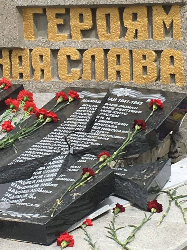 В Крыму вандалы разбили памятник с именами погибших во Вторую мировую крымских татар (ФОТО) 5
