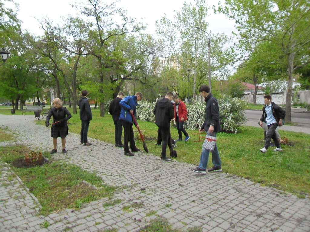 Николаевские школьники установили ограждения у молодых деревьев в Манганариевском сквере (ФОТО) 6