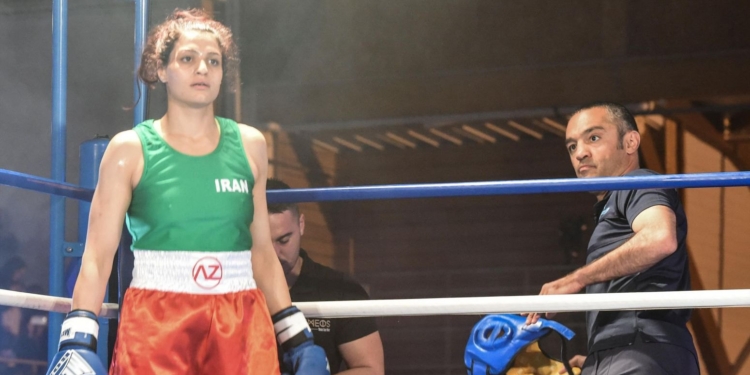 Боксерше из Ирана грозит тюрьма за выход на ринг без хиджаба