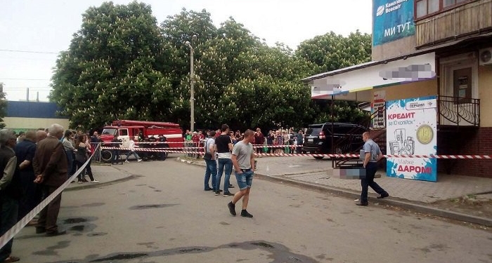 На Днепропетровщине возле магазина взорвалась граната. Погиб человек, еще пятеро ранены (ФОТО)