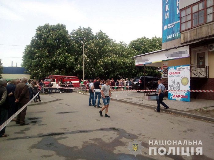 На Днепропетровщине возле магазина взорвалась граната. Погиб человек, еще пятеро ранены (ФОТО) 1