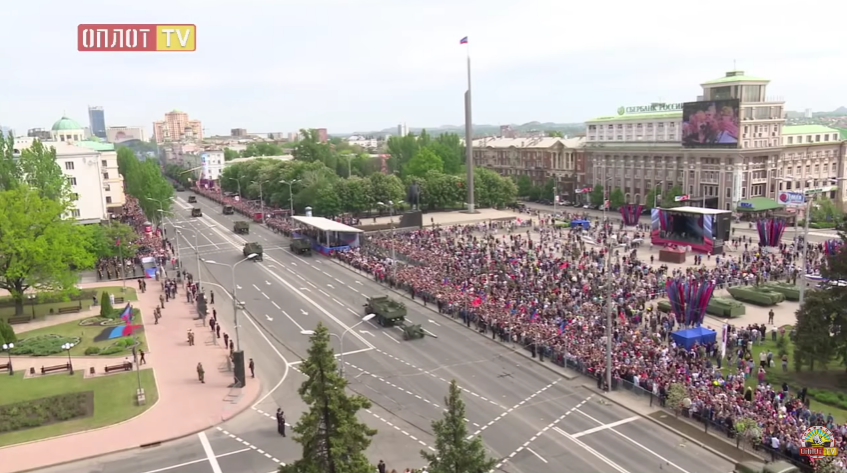 Как менялось количество зрителей парада «ДНР» 9 мая в разные годы (ФОТО) 4