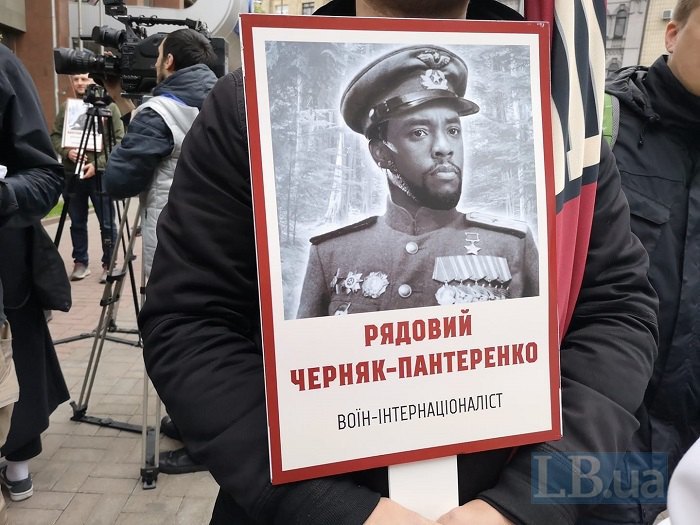 Альтернатива «Бессмертному полку»: в Киеве провели акцию с портретами супергероев (ФОТО) 3