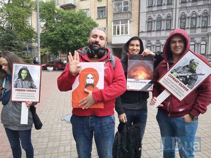 Альтернатива «Бессмертному полку»: в Киеве провели акцию с портретами супергероев (ФОТО) 5