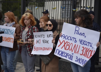 Под посольством РФ в Киеве провели акцию против амнистии “кремлевских преступников” (ФОТО)
