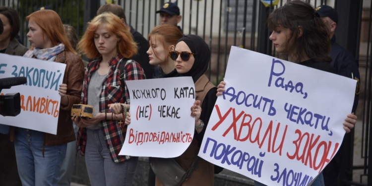 Под посольством РФ в Киеве провели акцию против амнистии “кремлевских преступников” (ФОТО)