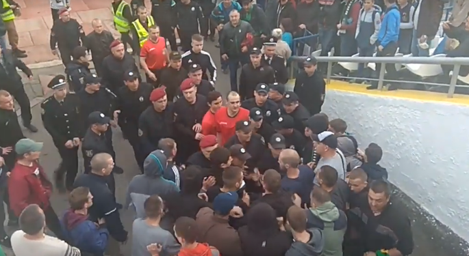 Ультрас винницкой “Нивы” после принципиального матча жестоко избили судью прямо на поле (ВИДЕО)