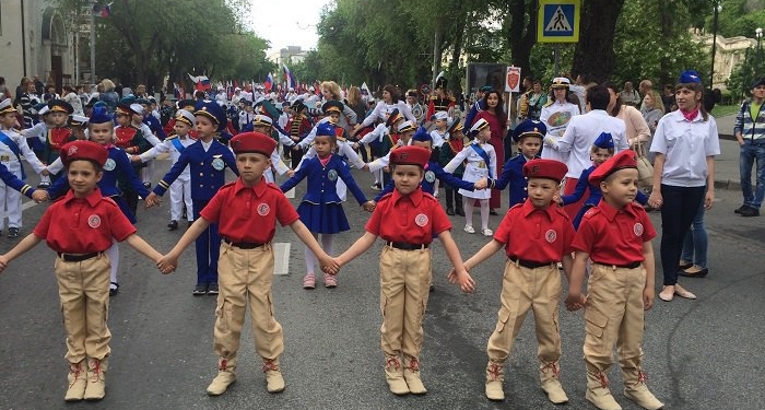 В Севастополе провели “детский парад” с военной техникой и советской символикой