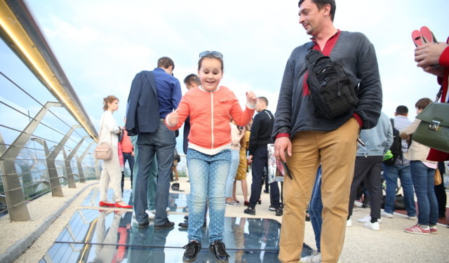 В Киеве открыли “стеклянный” пешеходный мост