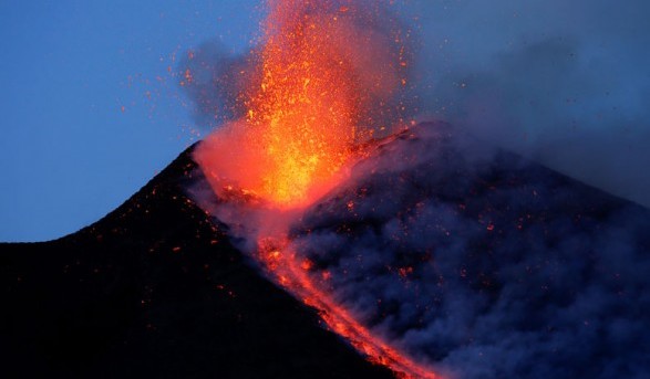 На Сицилии «проснулся» вулкан Этна (ВИДЕО) 1