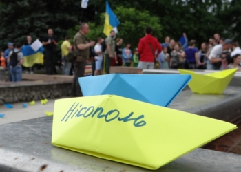 «Хлопці, ми вас чекаємо!»: в Николаеве прошла акция в поддержку пленных украинских моряков (ФОТО, ВИДЕО)