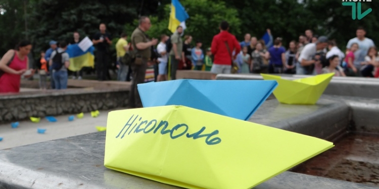 «Хлопці, ми вас чекаємо!»: в Николаеве прошла акция в поддержку пленных украинских моряков (ФОТО, ВИДЕО)