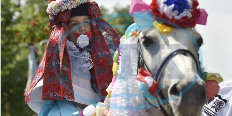 Переодетый в женское платье мальчик с розой в зубах: в Чехии проходит «Езда королей» (ФОТО)