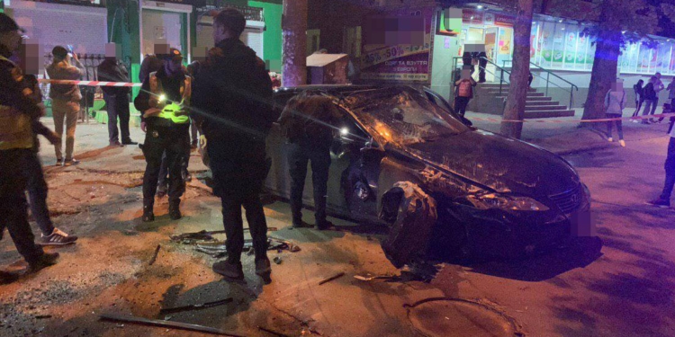 В Корабельном районе пьяный водитель «Лексуса» перевернулся после «встречи» с электроопорой (ФОТО)