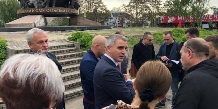 Убрать все лишнее и установить ночную подсветку. Сенкевич поручил заняться сквером у памятника кораблестроителям (ФОТО)