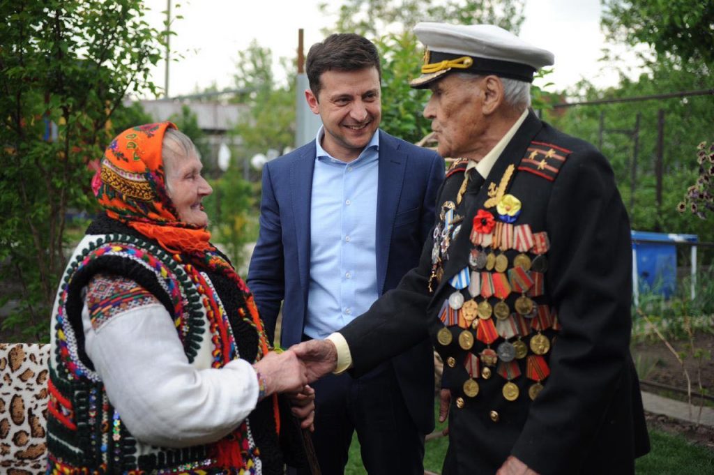 Знаковая встреча. Зеленский сегодня в Запорожье общался с ветераном ВОВ и связной УПА 1