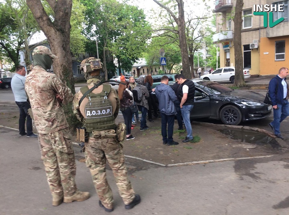 В центре Николаеве бойцы спецподразделения задержали водителя Tesla - подозревают в незаконной торговле сигаретами 7