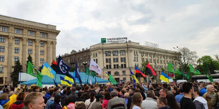 В Харькове митингуют против сноса палатки волонтеров