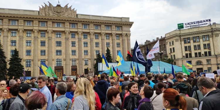 В Харькове митингуют против сноса палатки волонтеров
