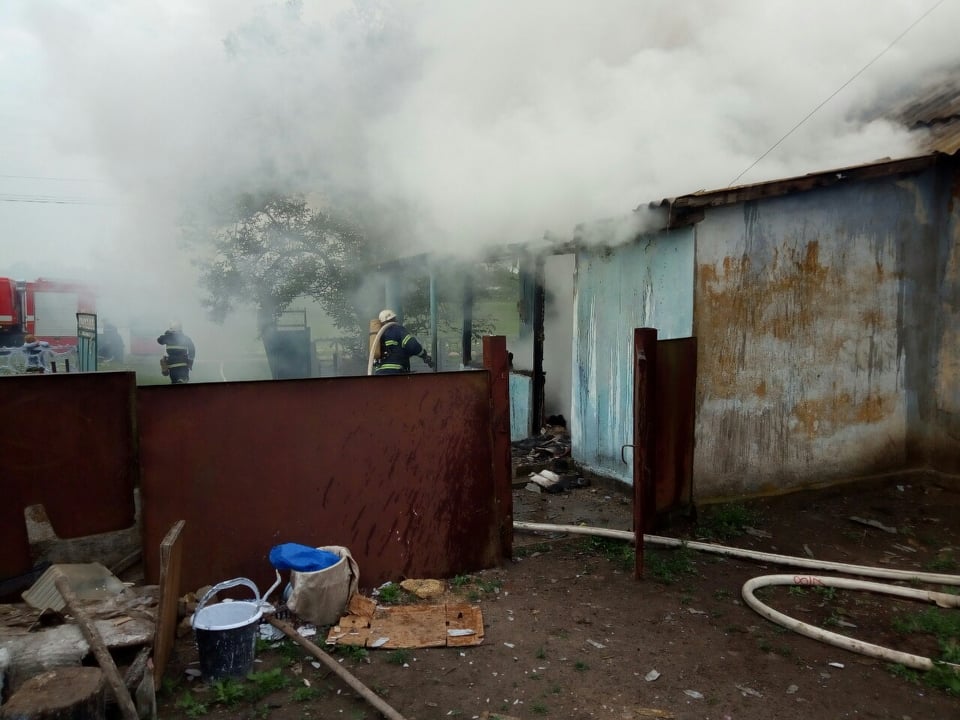 За сутки на Николаевщине потушили 4 пожара в жилом секторе и спасли мужчину (ФОТО) 1