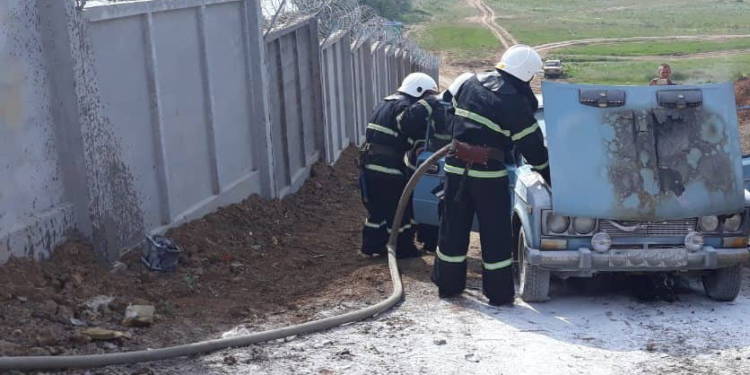 В Очакове пожарные потушили легковушку, загоревшуюся во время движения (ФОТО)