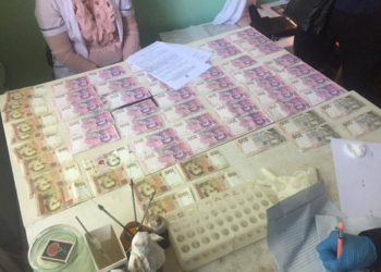 На Николаевщине на взятке в 7 тысяч гривен задержали чиновников микробиологической лаборатории