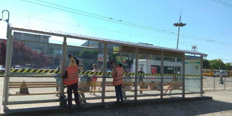 Николаевские безработные помогли привести в порядок остановки Ингульского района (ФОТО)