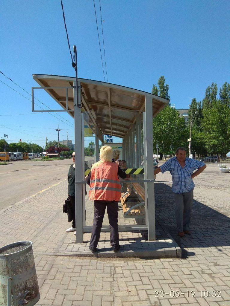 Николаевские безработные помогли привести в порядок остановки Ингульского района (ФОТО) 5