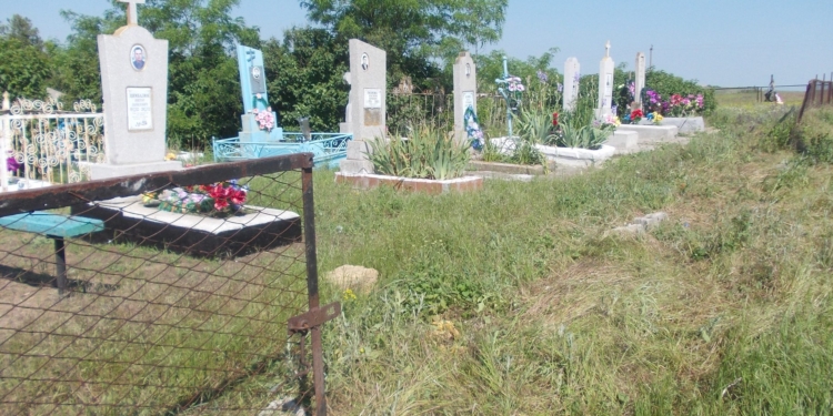 «Где была совесть этого человека?»: на кладбище в Березанском районе похитили металлическое ограждение  (ФОТО)