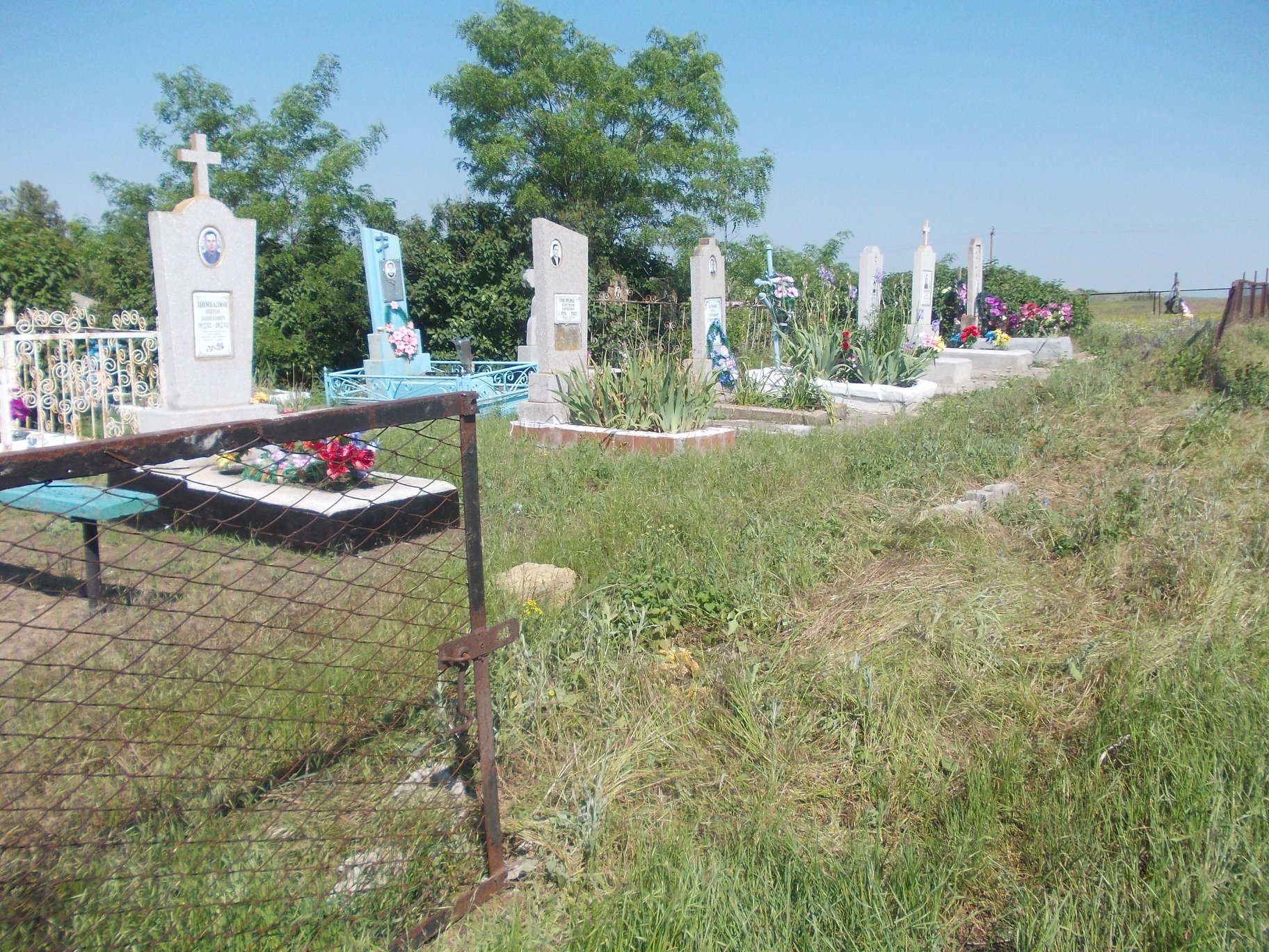 «Где была совесть этого человека?»: на кладбище в Березанском районе похитили металлическое ограждение (ФОТО)