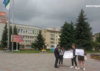 В Ровно двух человек с плакатами о Зеленском забрали в полицию за несанкционированный митинг