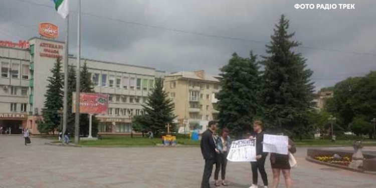 В Ровно двух человек с плакатами о Зеленском забрали в полицию за несанкционированный митинг