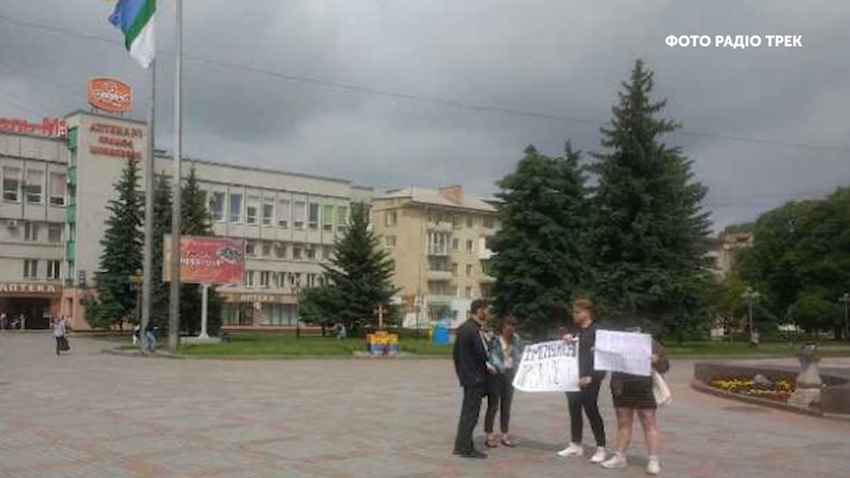 В Ровно двух человек с плакатами о Зеленском забрали в полицию за несанкционированный митинг 1