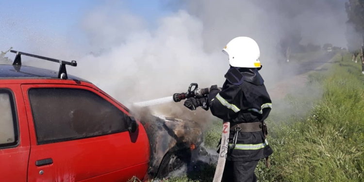 На Николаевщине из-за короткого замыкания загорелся Opel Kadett (ФОТО)