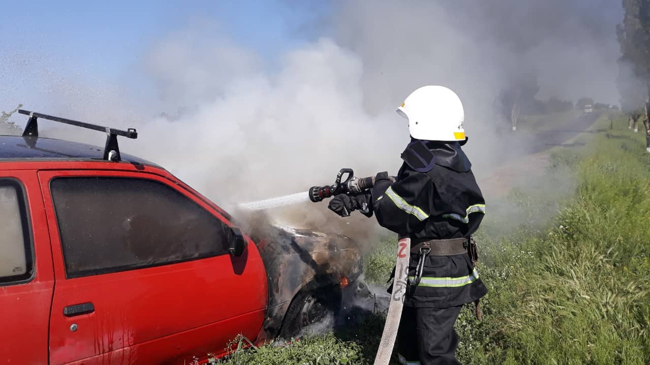 На Николаевщине из-за короткого замыкания загорелся Opel Kadett (ФОТО)