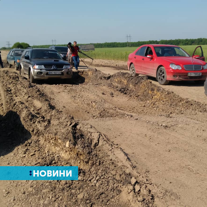 На трассе под Николаевом люди бросают автомобили в ямах, поскольку не могут проехать (ФОТО) 5