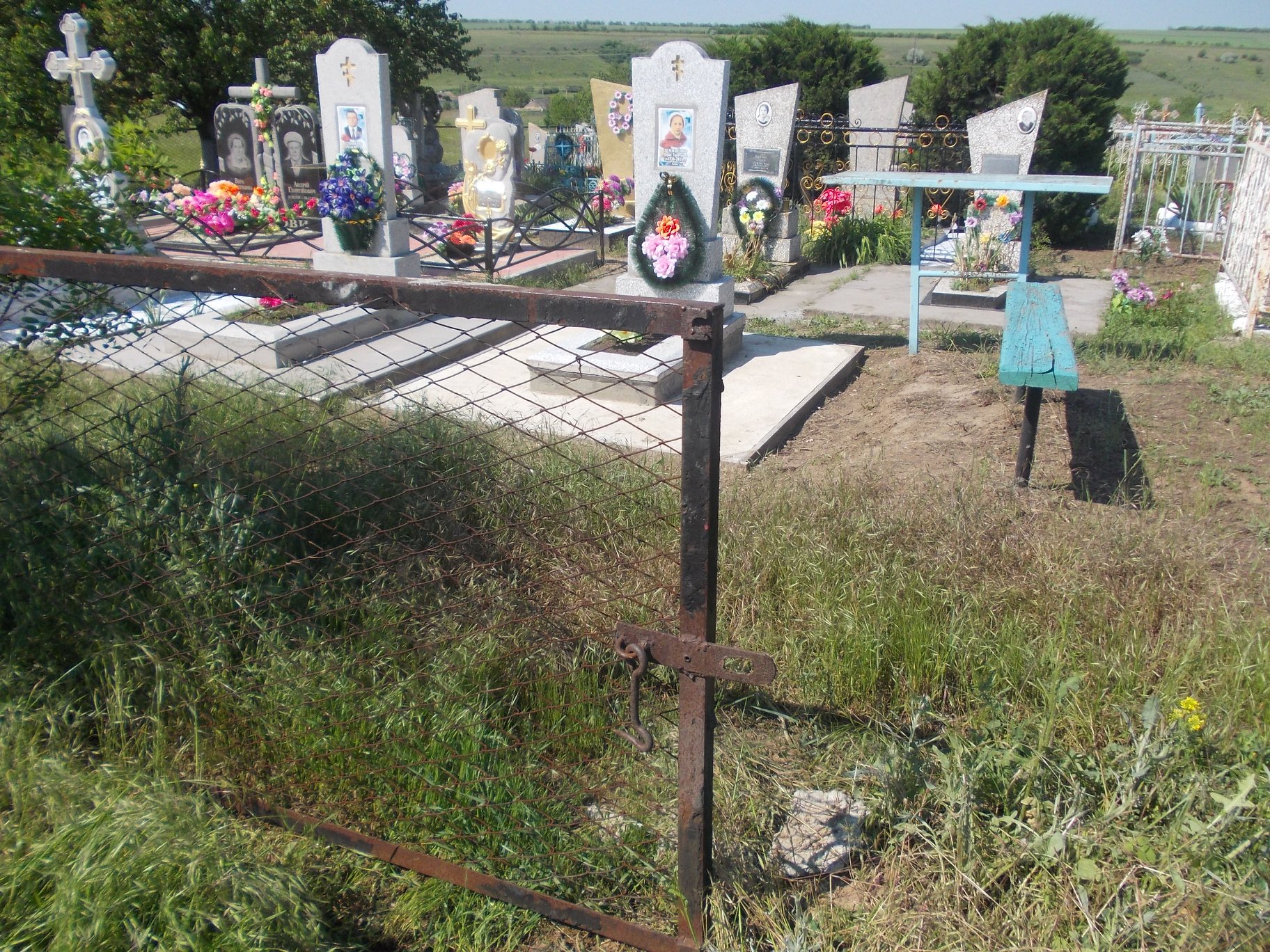 Кладбище поселка Ольшанское Николаевской области