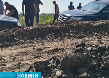 На трассе под Николаевом люди бросают автомобили в ямах, поскольку не могут проехать (ФОТО)