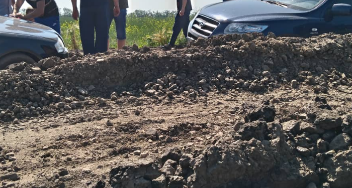 На трассе под Николаевом люди бросают автомобили в ямах, поскольку не могут проехать (ФОТО)