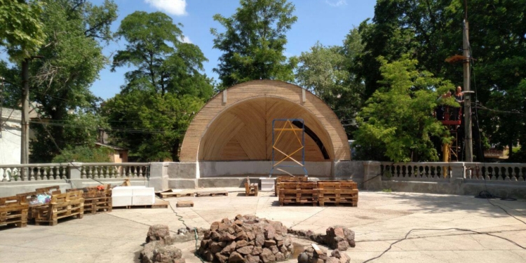 Перевоплощение️. В Николаевском ДОФе установили современное освещение, а скоро появятся экран и уличная мебель (ФОТО)